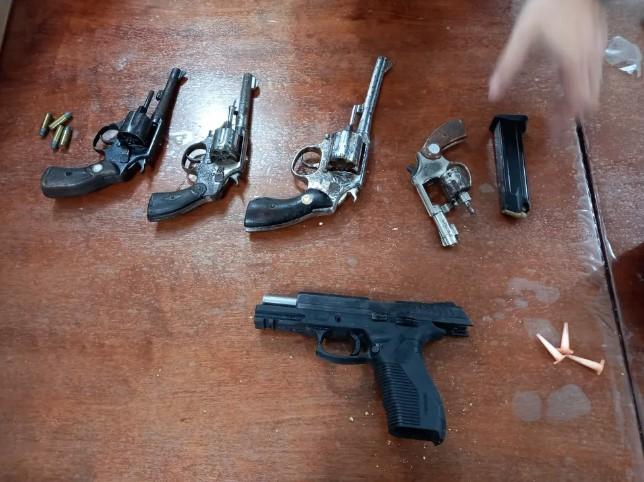 Irmãos PMs presos em operação do Gaeco são denunciados por porte ilegal de armas