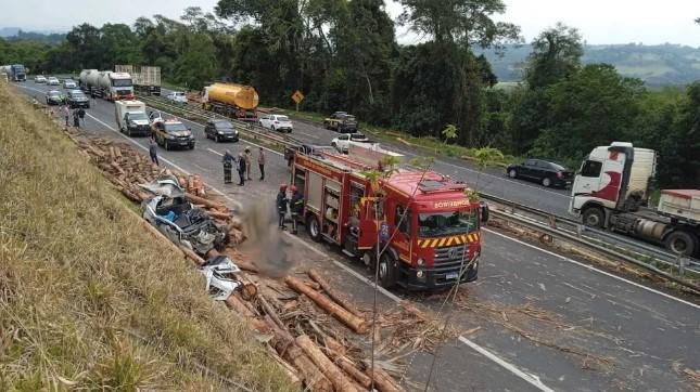 Quatro pessoas morrem após carga de madeira cair de caminhão e atingir carro na BR-376
