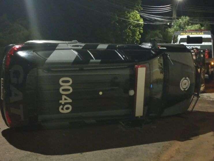 Viatura da Guarda Municipal de Arapongas tomba no meio da rua durante patrulhamento