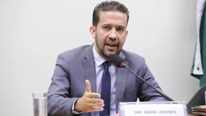 TSE dá 3 dias para Janones explicar publicações contra Bolsonaro