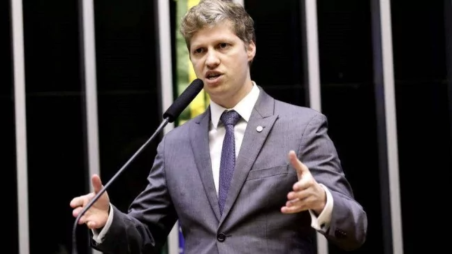 Até quando a Câmara dos Deputados permanecerá de joelhos diante de outros poderes?