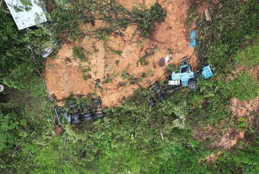 BR-376 GUARATUBA - Vários corpos já foram visualizados no deslizamento de terra na BR-376 em Guaratuba