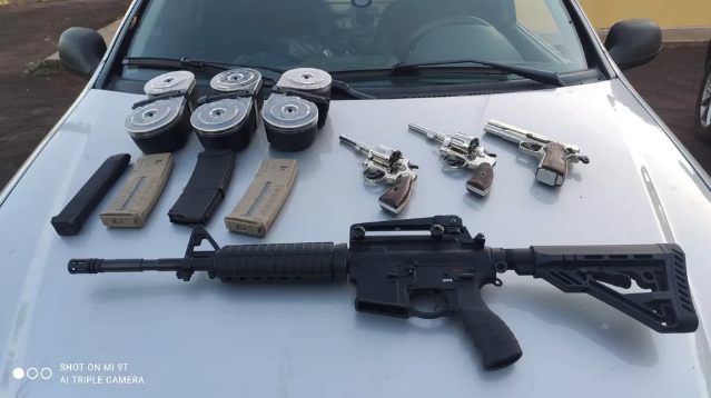 Cornélio Procópio - PRF apreende fuzil de origem turca, pistolas e mais de 600 quilos de maconha