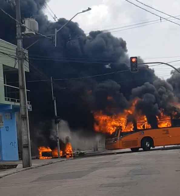 Ônibus é incendiado em Curitiba em protesto a morte de um morador do bairro Vila Torres