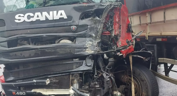 Acidente envolvendo cinco carretas foi registrado na manhã desta terça-feira (20), na rodovia Régis Bittencourt, na altura