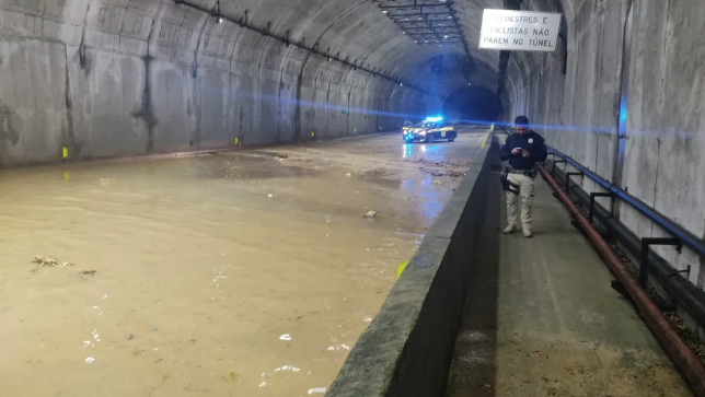 Chuvas não cessam e alaga Balneário Camboriú e BR-101 é interditada entre Curitiba e Florianópolis nesta segunda feira (26)