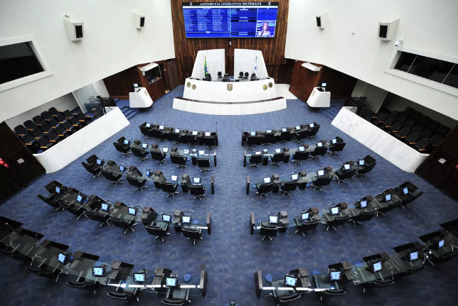 Deputados estaduais do Paraná aprovam aumento de 37% nos próprios salários até 2026 - Por 32 dos 54 parlamentares da Alep