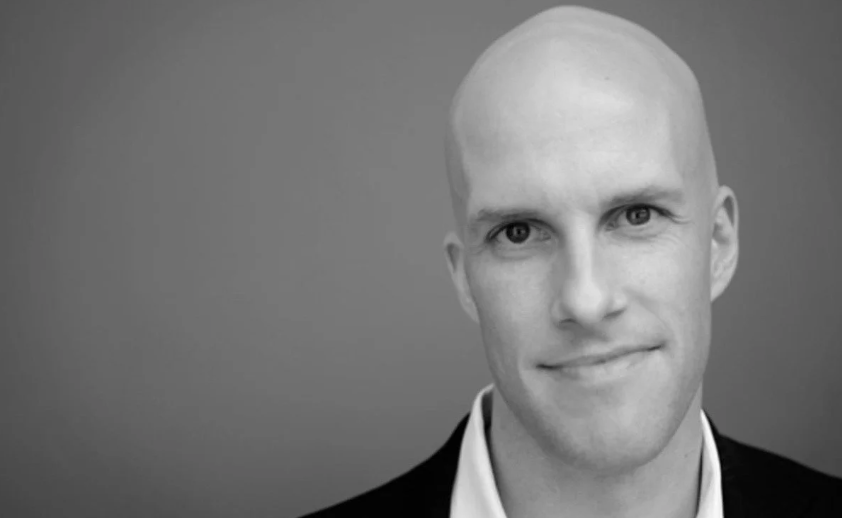 Jornalista barrado por camisa LGBTQIA+ na Copa do Mundo do Catar morre aos 48 anos