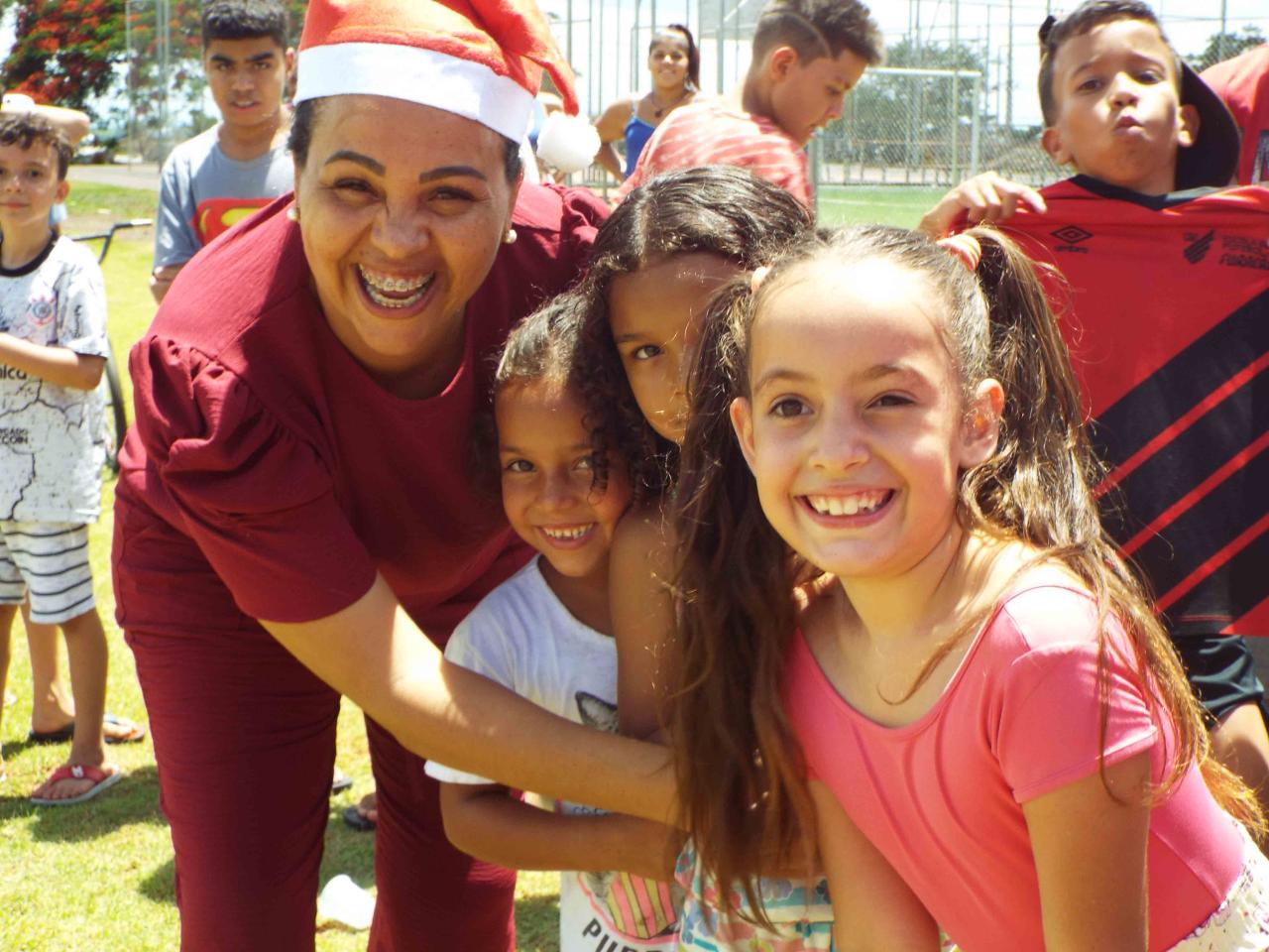 Marialva - Festa de Natal aconteceu no residencial Zambaldi com brinquedos, sorvetes, pula pula e muita diversão para as crianças