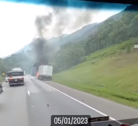 Caminhão pega fogo na BR 376 Serra de Guaratuba km 676 sentido Santa Catarina, concessionária acionada para atendimento.
