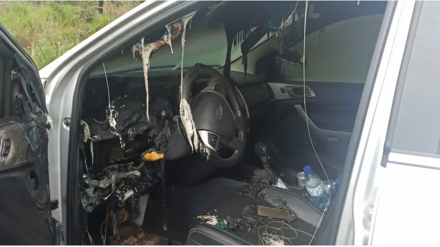 Caminhonete fica “derretida” após ser atingida por raio em Goiás