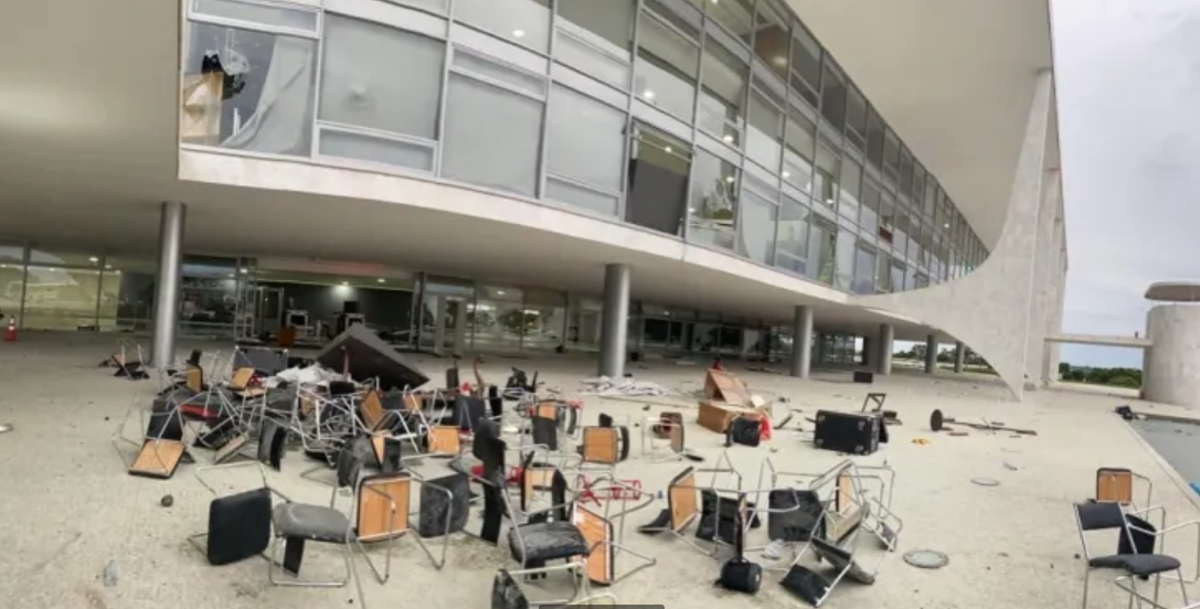 Capital do Brasil contabiliza estragos no dia seguinte a ataque aos Três Poderes, realizado por manifestantes ou bandidos?