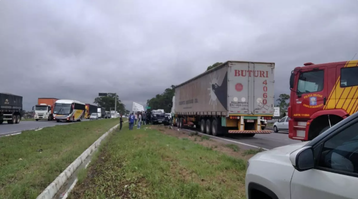 Grave acidente e engavetamento com oito veículos causa congestionamento no Contorno Sul, em Curitiba