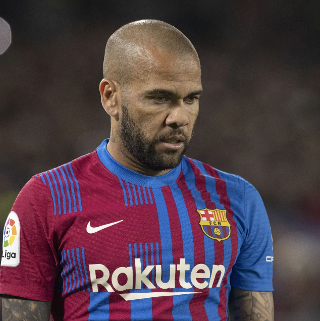 Jogador Daniel Alves é detido na Espanha por suposta agressão sexual