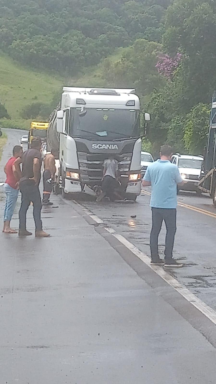 Morte trágica e violenta de motociclista em colisão com carreta em Santo Antônio da Platina no km 39 da BR-153