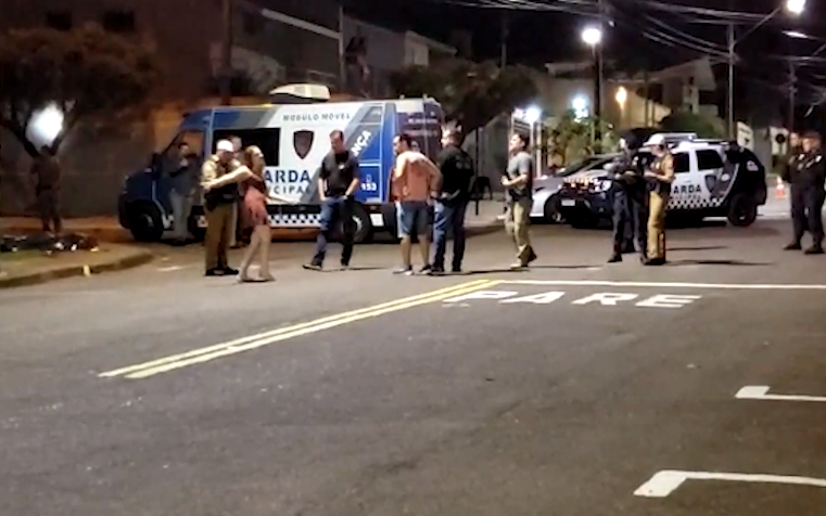 Policial que intervia em briga de casal, para se defender, atira em homem no Bairro Neva em Cascavel oeste do Paraná