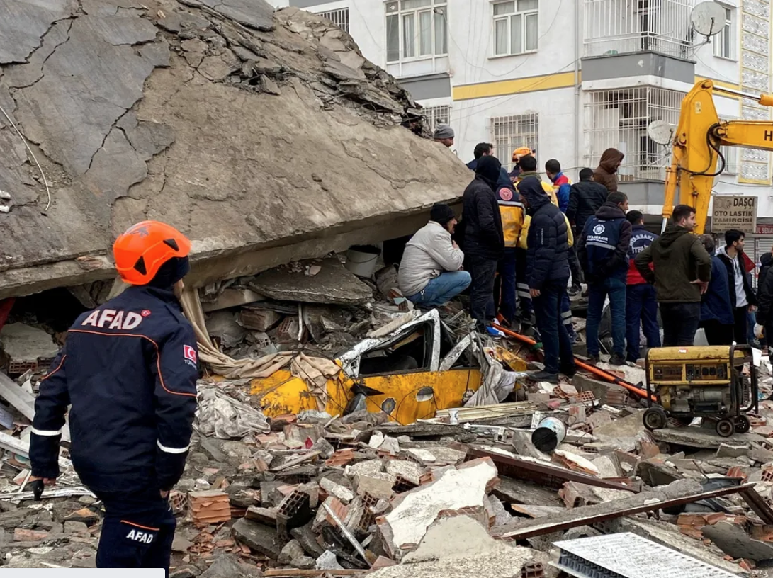 ATUALIZADO! Mais de 2,4 mil pessoas morreram e milhares ficaram feridas devido a abalo sísmico que atingiu também a Síria na manhã desta segunda