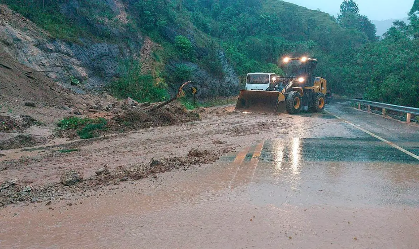 Equipes de resgate seguem buscas em áreas atingidas pelas chuvas em São Paulo