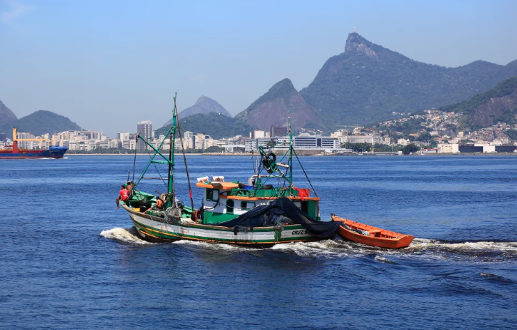Naufrágio na Baía de Guanabara: buscas por desaparecidos continua; 3 pessoas morreram