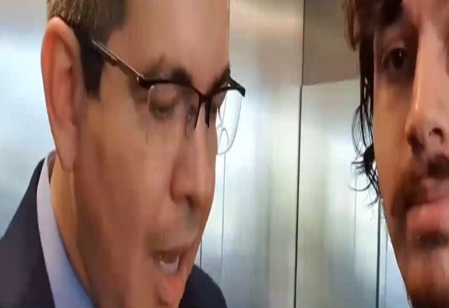 Senador Lulista Randolfe Rodrigues toma celular de yotuber por perguntas sobre a política, cadê a democracia Senador?