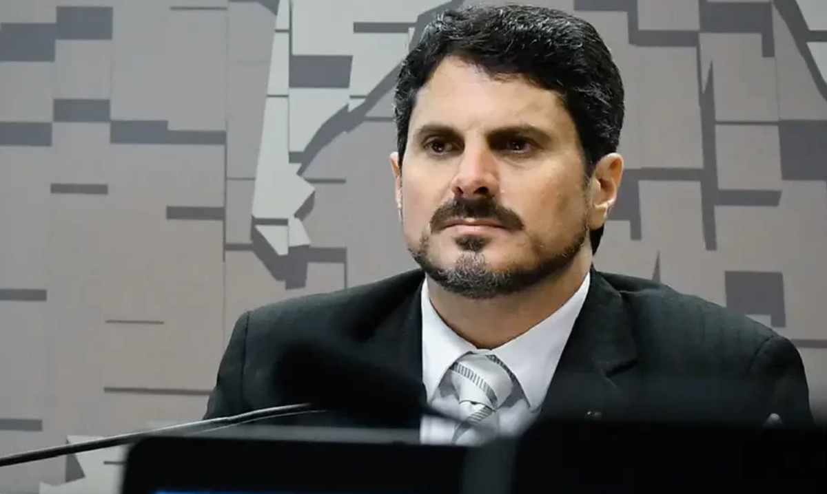 Senador Marcos do Val diz que Bolsonaro tentou convencê-lo a dar golpe e anuncia renúncia do mandato