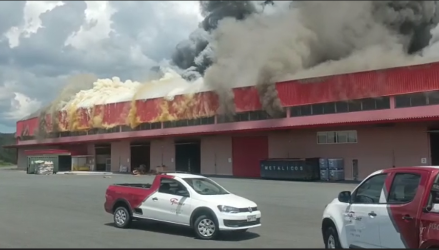 Um incêndio atingiu um galpão da empresa Irmãos Fischer no início da tarde desta quarta-feira, 1º, em Brusque SC