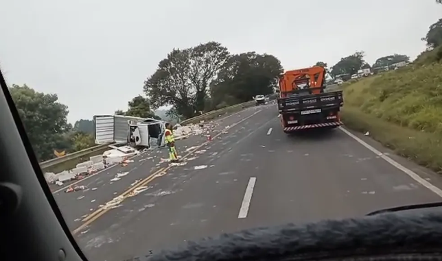 Uma pessoa morreu e outras 11 ficaram feridas em um grave acidente envolvendo um caminhão e dois carros na BR-277