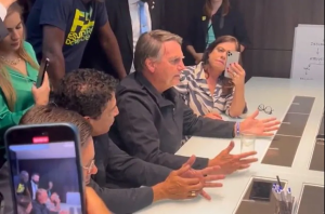 Bolsonaro questiona governo do PT (Lula) que retirou carro blindado de sua segurança em volta ao Brasil