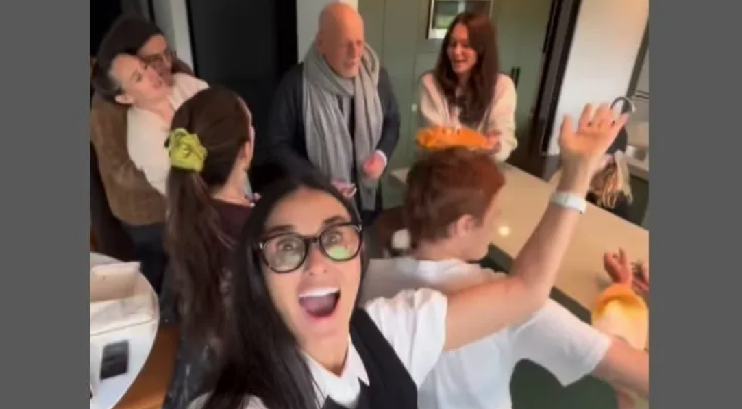 Demi Moore canta parabéns para Bruce Willis no aniversário do ator