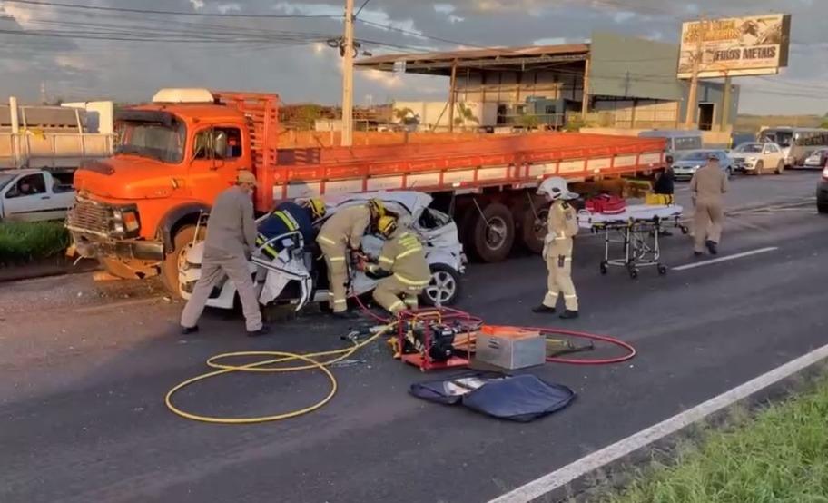 Grave acidente na BR-376 entre Marialva e Sarandi, uma mulher presa entre as ferragens