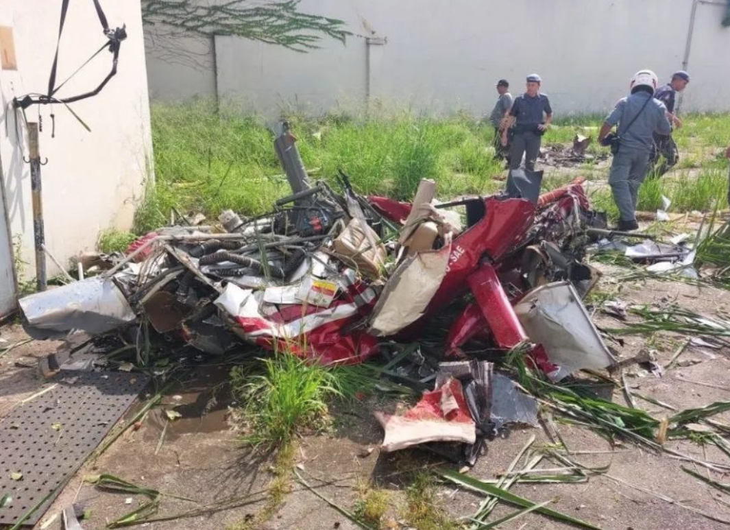 Helicóptero cai e mata quatro pessoas em São Paulo Acidente aconteceu na região da Barra Funda