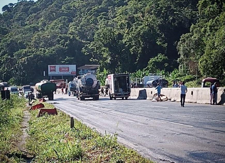 ATUALIZADO BR-277 Está totalmente interditada e atinge até o perímetro urbano de Curitiba com congestionamento