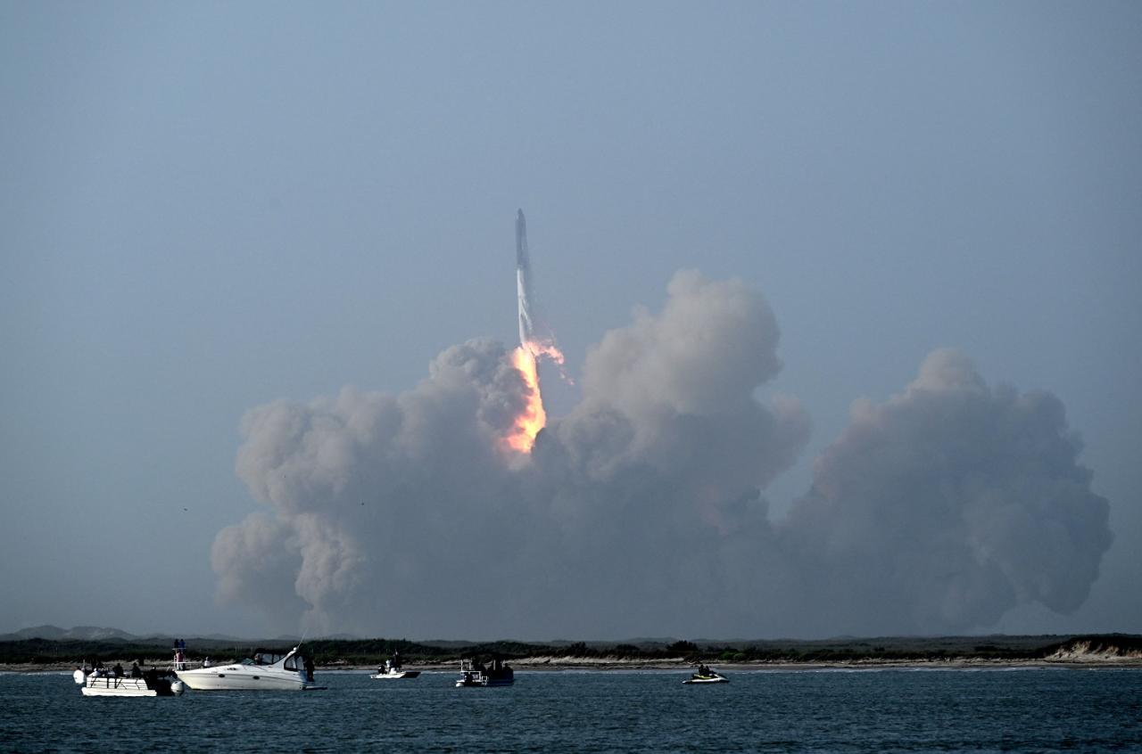 Foguete Starship da SpaceX explode durante seu 1º voo de teste