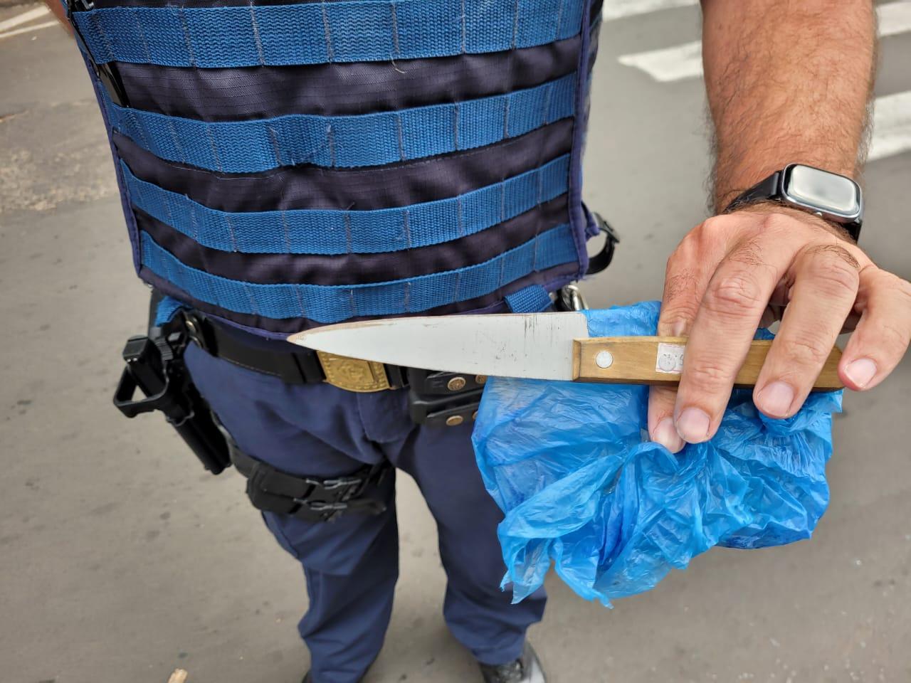 Indivíduo é preso com faca pela GCM na praça central de Rio Claro SP, suspeito de tentar invadir escola