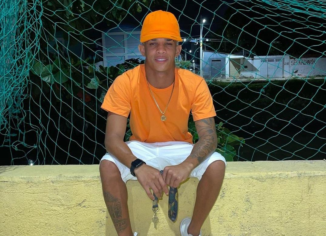 MC Biel Xcamoso, cantor de brega funk pernambucano, morre em acidente de carro em Boa Viagem