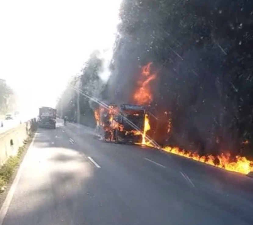 Ônibus de turismo pegou fogo na BR 277 na serra do mar Km 47 em Morretes por volta das 16:30