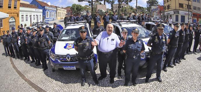 Prefeito de Curitiba Rafael Greca entrega novas viaturas para reforçar a Patrulha Escolar