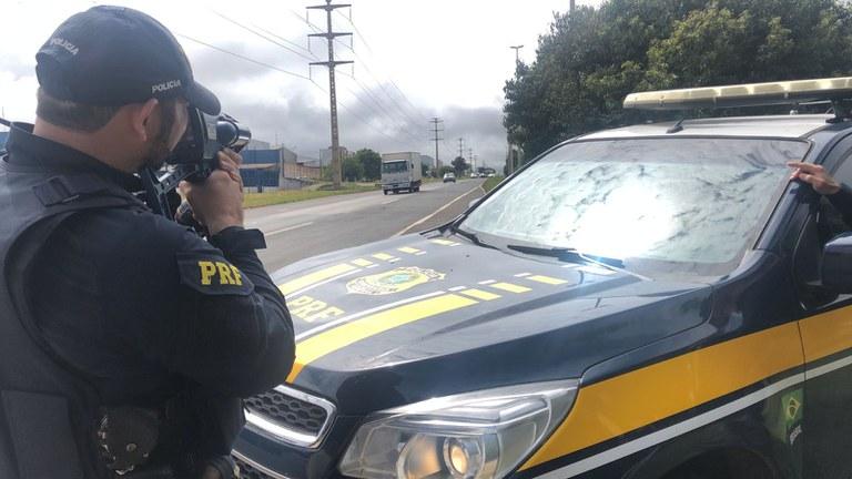 PRF flagra no Paraná 8,4 mil carros acima da velocidade durante o feriado de Tiradentes