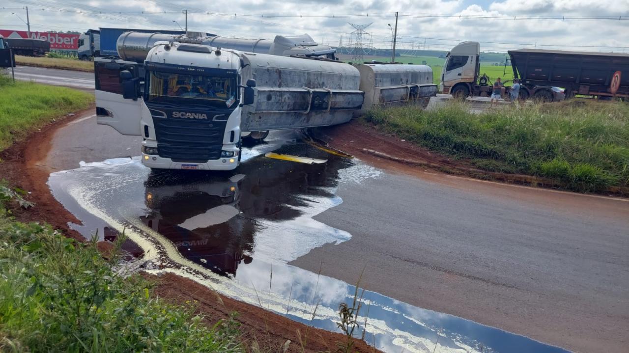 ACIDENTE - Carretas carregadas de óleo vegetal na BR-376 colidem e sentido Maringá - Marialva trânsito parado
