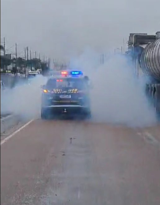 Bandidos com drogas e armas, acionam dispositivo de fumaça para fugir de abordagem policial em Araucária no Paraná