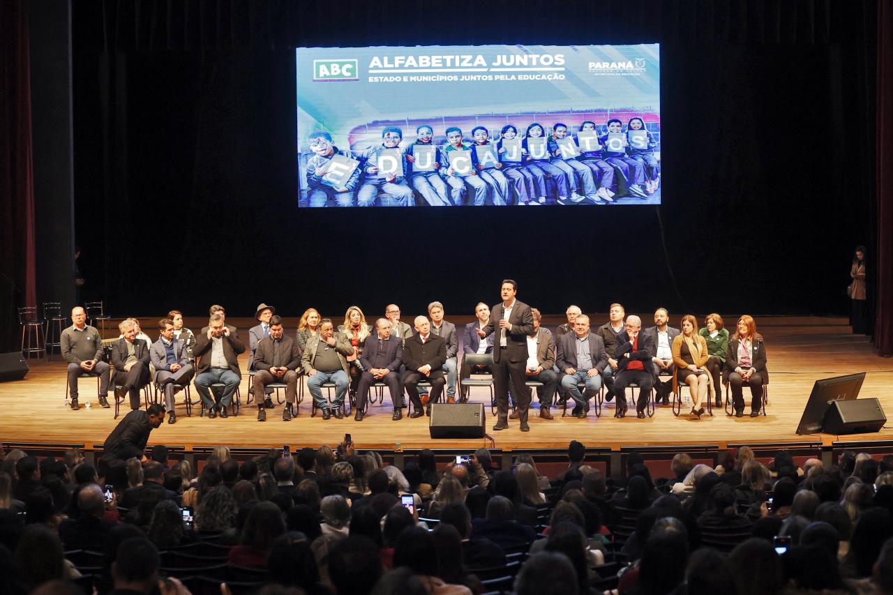 Com foco na alfabetização, Governo do Paraná amplia programas de apoio às redes municipais
