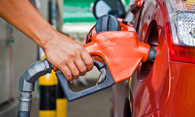 Gasolina deve ficar R$ 0,34 mais cara a partir de sábado com volta de impostos
