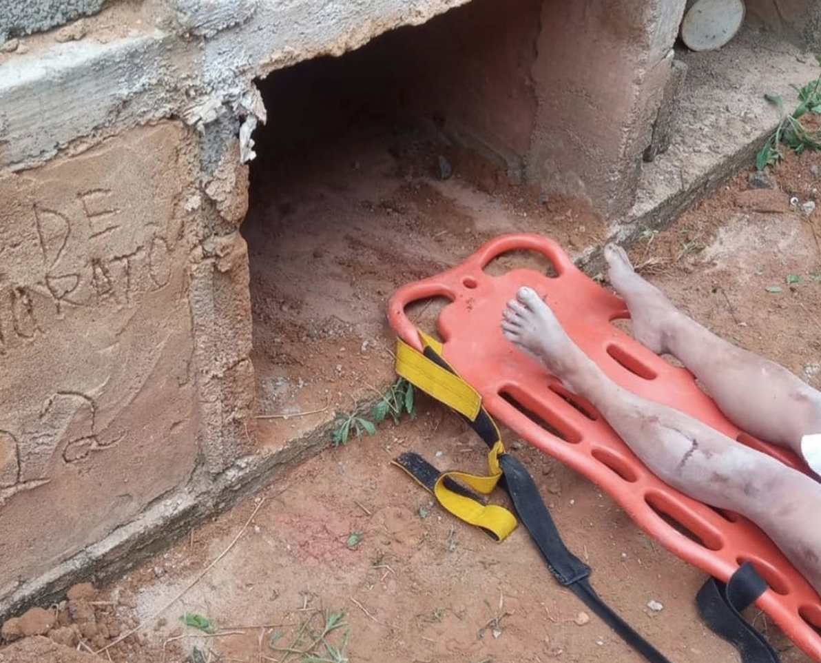 Mulher enterrada viva passou 10 horas no túmulo antes do resgate