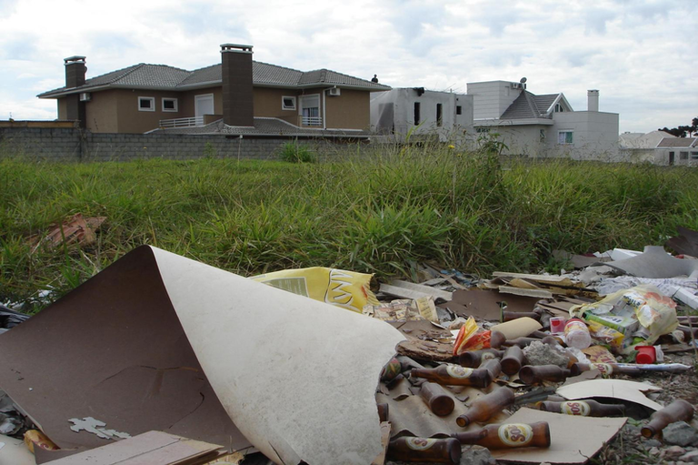 Multa de 32% maior para terrenos baldios em Curitiba está em vigor há um mês