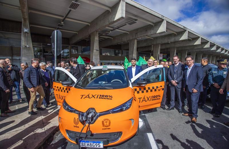 Primeira capital brasileira Curitiba começa a testar táxis 100% elétricos para o transporte de passageiros