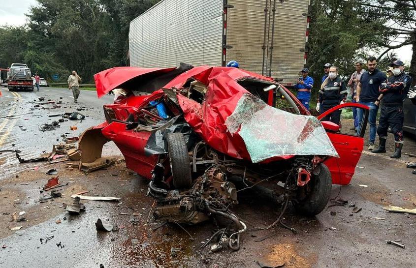 Acidente na BR-277 envolvendo carro e caminhão em Virmond, na região central do Paraná mata duas pessoas