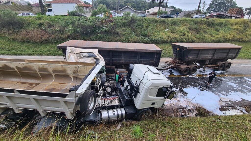 Grave acidente no contorno norte de Curitiba envolvendo três carretas deixa duas pessoas feridas
