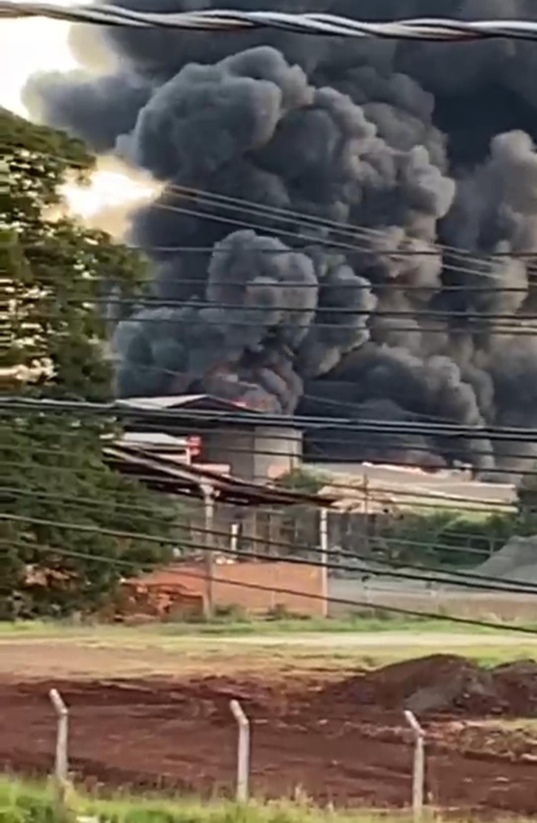 Incêndio em barracão de pneus em Mandaguari