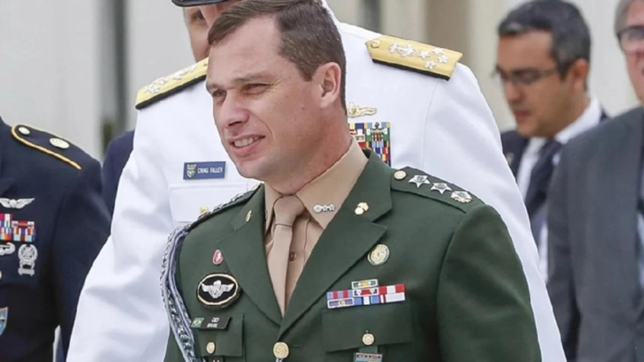 Advogado deixa defesa de Mauro Cid, suspeito em esquema de joias sob Bolsonaro