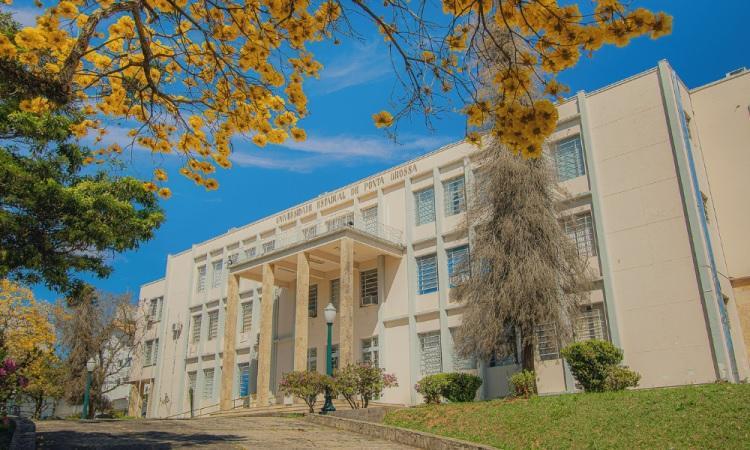 PROFESSOR DEMITIDO POR ASSÉDIO CONFESSA TER OFERECIDO AUMENTAR NOTA DE ALUNA EM TROCA DE FAVORES SEXUAIS